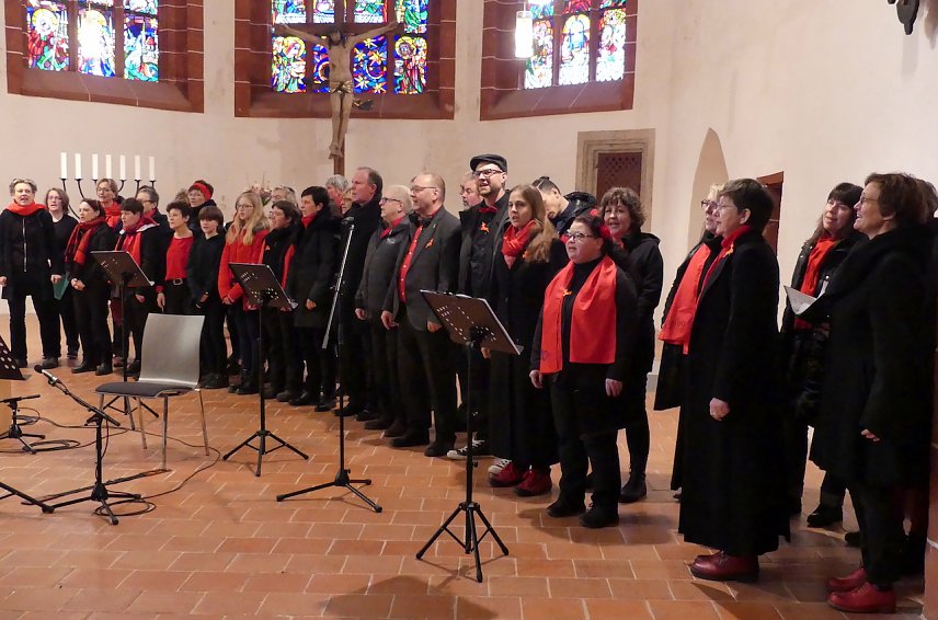 Bild: Kar&iacute;bu - der Gospelchor des Kirchenkreises S&uuml;dharz - hier beim Benefizkonzert Anfang 2023 in der Blasiikirche Nordhausen.