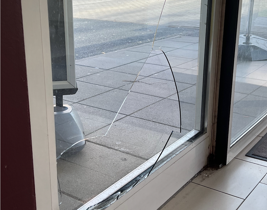Bild: Bei dem Ausbruchsversuch ging auch Glas zu Bruch
