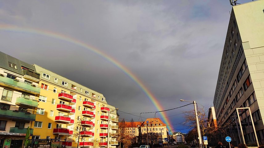 Bild: In Nordhausen konnte man sich bei wechselhaftem Wetter gestern kurz &uuml;ber diesen pr&auml;chtigen Regenbogen freuen