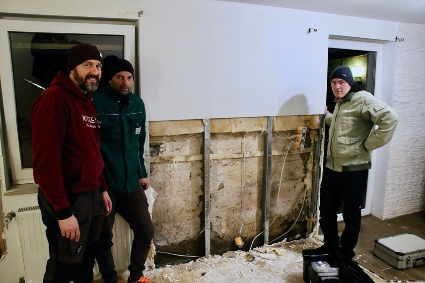 Bild: Frust, Stolz und Galgenhumor in Windehausen: v.l. Sebastian Albert, Jens Bauersfeld vom Agrarbetrieb Zorgeland und Wehrf&uuml;hrer Sebastian Henning 