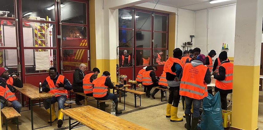 Bild: Stein des Anstosses war unter anderem dieses Foto: Zeigt es biertrinkende Fl&uuml;chtlinge, die sich die Stiefel nicht dreckig gemacht haben beim Arbeiten?