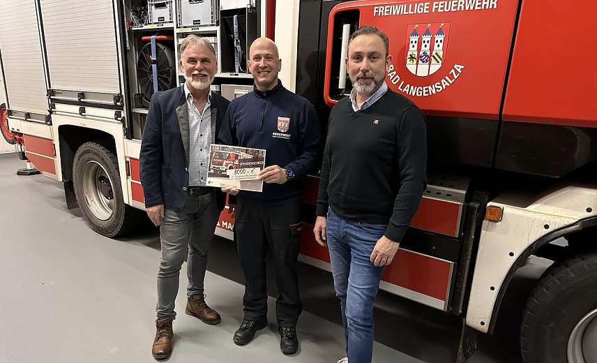 Bild: Landrat Harald Zanker mit Stadtbrandmeister Steven Dierbach und B&uuml;rgermeister Matthias Reinz