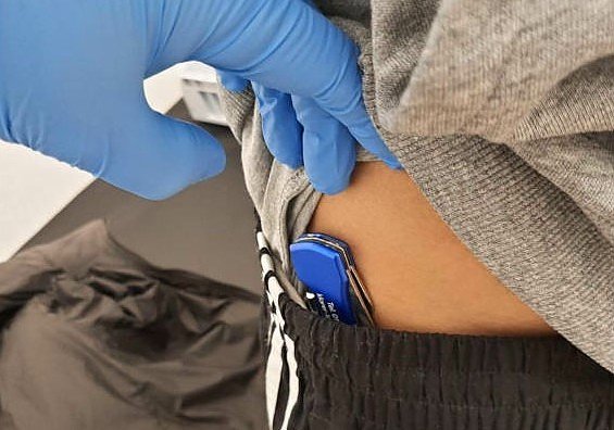 Bild: Zugriffsbereites Taschenmesser im Hosenbund des T&auml;ters