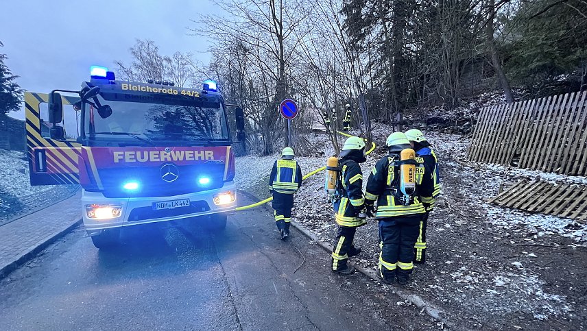Bild: Die Feuerwehr r&uuml;ckte heute nach Bleicherode aus, um eine Gartenlaube zu l&ouml;schen