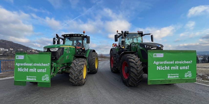 Bild: Landwirtschaftliche Fahrzeuge blockieren die Bundesstra&szlig;e 4 bei Sondershausen