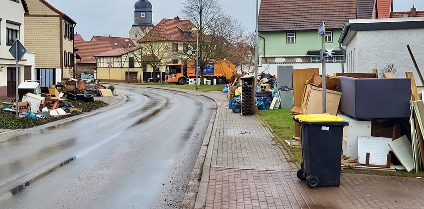 Bild: In Windehausen gab es nach der Flut jede Menge Sperrm&uuml;ll zu entsorgen