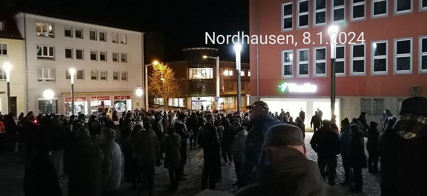 Bild: Demonstranten sammeln sich auf dem Rathausplatz gestern Abend