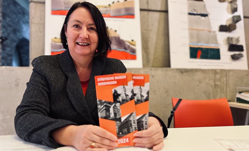 Bild: Museumsleiterin Susanne Hinsching pr&auml;sentiert das neue Jahresprogramm