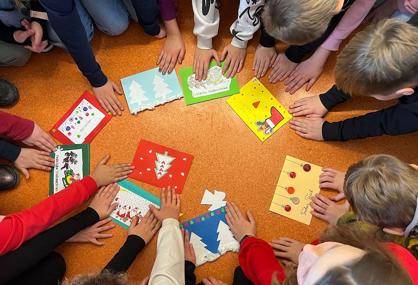 Bild: Sch&uuml;ler bastelten Weihnachtskarten