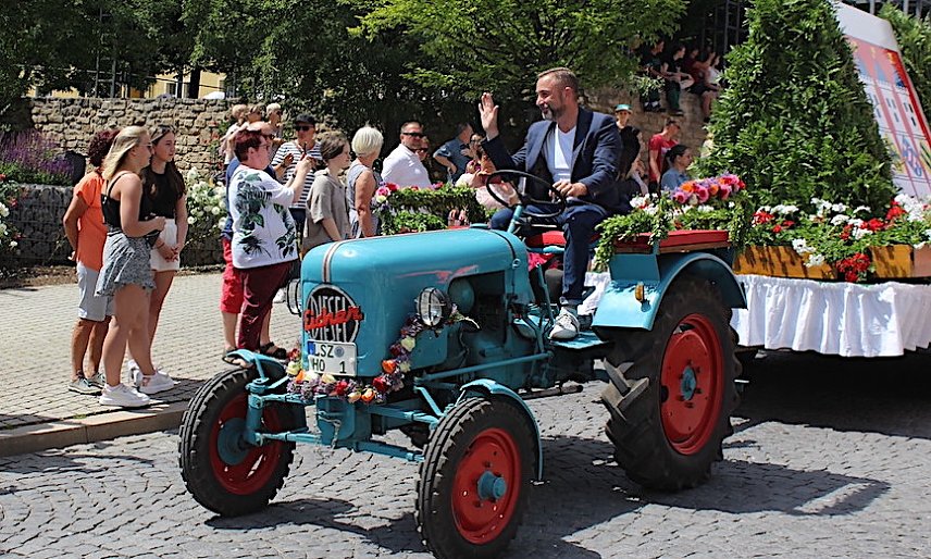 Bild: B&uuml;rgermeister Matthias Reinz hier als Treckerfahrer beim Brunnenfest