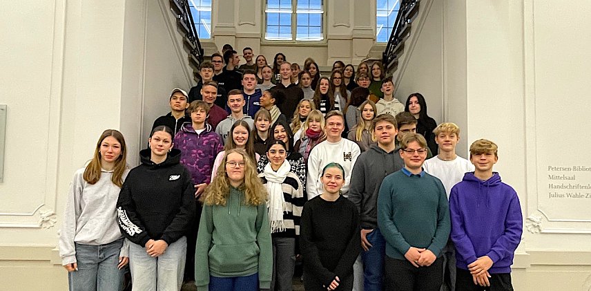 Bild: Die Klassen 10.2 und 10.5 im Foyer des Literaturarchivs