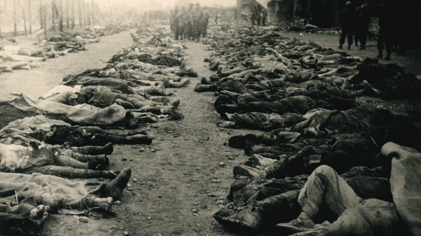 Bild: Opfer in der Boelcke-Kaserne nach Bombardierung 1945
