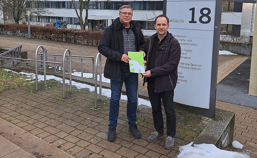 Bild: Die Gespr&auml;che gef&uuml;hrt haben Prof. Dr. Mario Sch&ouml;lzel (Prodekan Lehre, Professur/Lehrgebiet: Prozessoren und digitale Systeme) und Dr. Sascha Bicke (Transferwerk).
