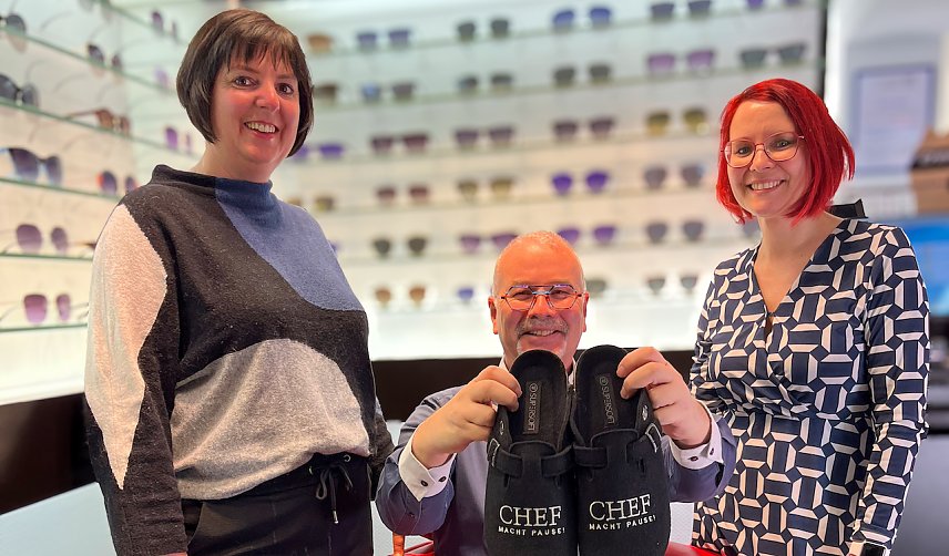 Bild:  Chef Ulrich Ebert hat jetzt Pause: Nicole Pohl (links) und Anika Ziegler sind seit Jahresbeginn die neuen Gesch&auml;ftsf&uuml;hrerinnen bei "Weitblick Optik & H&ouml;rakustik" in der T&ouml;pferstra&szlig;e in Nordhausen.