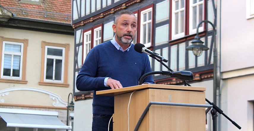 Bild: Ruft wie hier im Oktober 2022 erneut zu einer Protestkundgebung gegen die Regierungspolitik auf: Bad Langensalzas B&uuml;rgermeister Matthias Reinz
