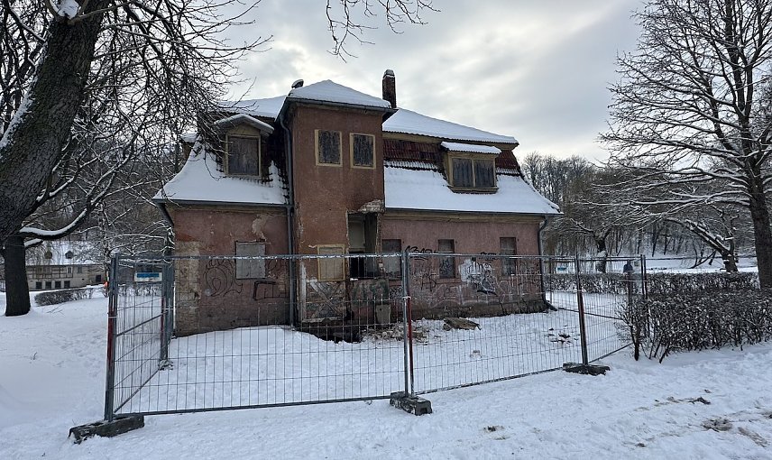Bild: Parkh&auml;uschen im Schlosspark Sondershausen mit Brandsch&auml;den