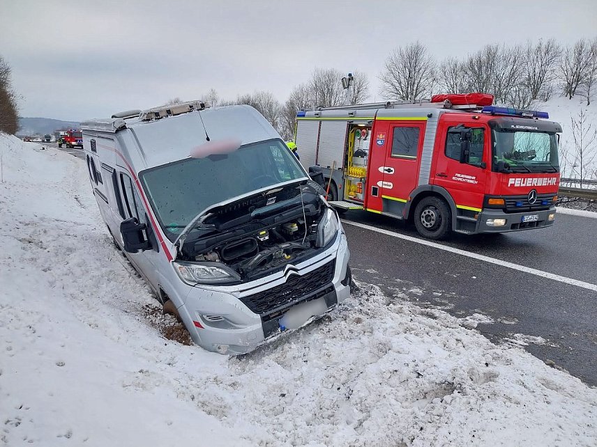 Bild: Alkoholfahrt endet im Stra&szlig;engraben