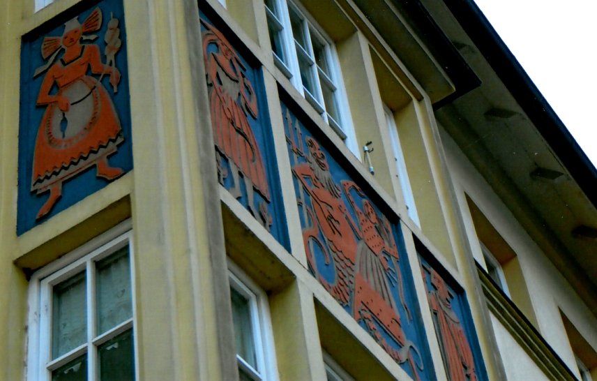 Bild: Ansicht des Erkers am Eckhaus Engelsburg/Kranichstar&szlig;e mit den Sgrafitto-Arbeiten von Irmala Hadelich-Nauck 