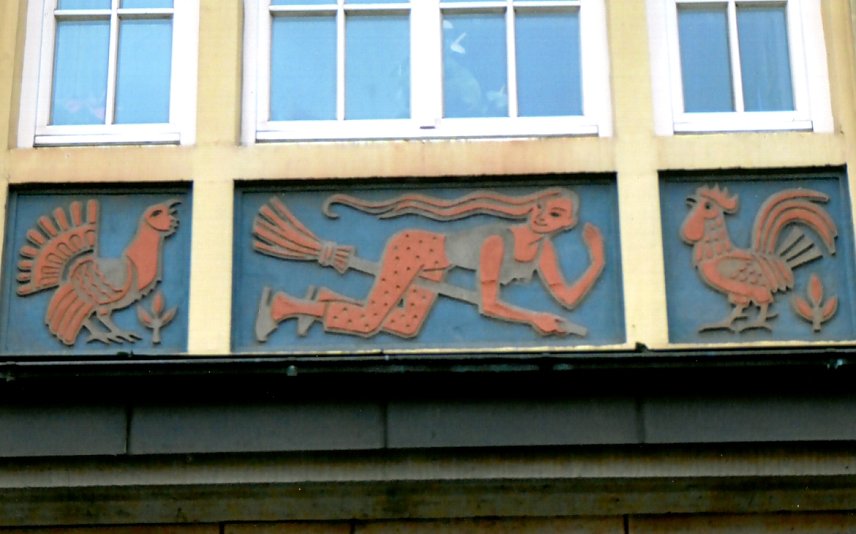 Bild: Erkerfront mit Brockenhexe und Federvieh