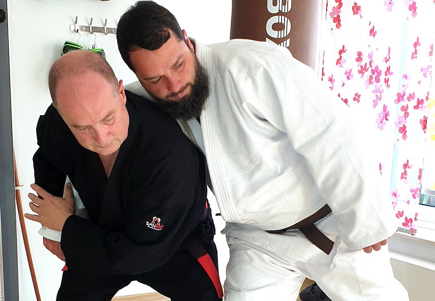 Bild: Foto: l. n. r.: Joachim Retzek und Markus Retzek, Ansatz eines Au&szlig;endrehwurfes (Soto-maki-komi) nach Kotokan und in einer SV-Variante; der gern auch als Springdrehwurf (Hane-maki-komi) geworfen wird.
