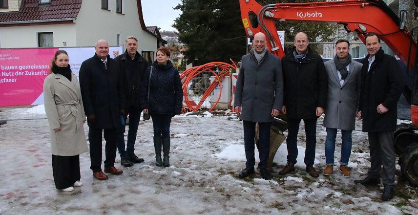 Bild: Die ersten Kabel sind schon im Boden - in Niedersachswerfen und weiteren "wei&szlig;en Flecken" des Kreises wird es bald schnelles Internet geben