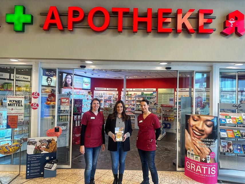 Bild: v.l.n.r. Andrea Conradi, Christin Delert - Pflegedienstleitung Hospiz Am Stadtpark, Nadine Zimprich - Apotheken-Leitung