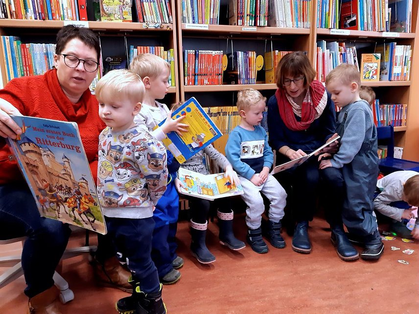 Bild: Viel Spa&szlig; hatten die Steppkes mit ihren Erzieherinnen zwischen den gro&szlig;en B&uuml;cherregalen der Worbiser Bibliothek.