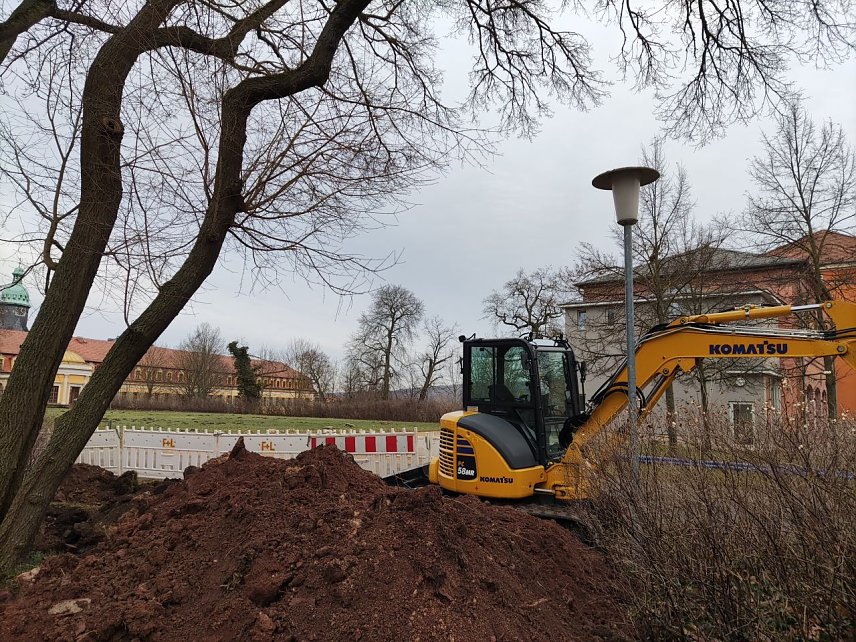 Bild:  Auf Schloss Sondershausen wird gebaggert, die Bauma&szlig;nahmen f&uuml;r den Einbau einer neuen L&ouml;schwasserzisterne haben begonnen