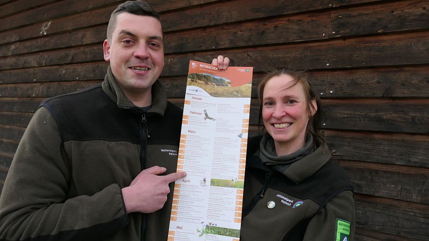 Bild: Ranger Markus Gresser und Rangerin Janice Kauert freuen sich auf ihre F&uuml;hrungen im Nationalpark Hainich im Rahmen der MITMACHEN-Veranstaltungsprogrammes 2024. 