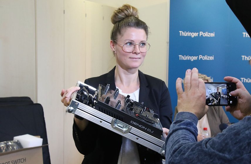 Bild: Sachbearbeiterin Franziska Enger zeigt ein beschlagnahmtes Mischpult