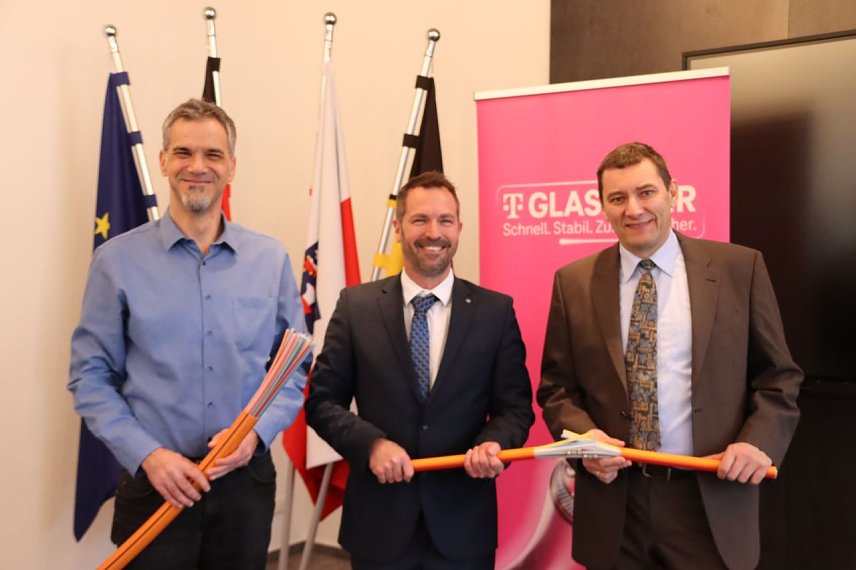 Bild: v.l.n.r.: Oberb&uuml;rgermeister Kai Buchmann, Roman Gebhardt und Harald Ehl (beide Deutsche Telekom)