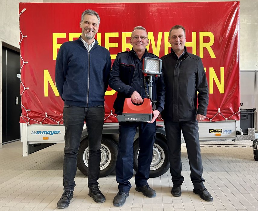 Bild: LED Beleuchtung f&uuml;r die Feuerwehr &uuml;bergeben