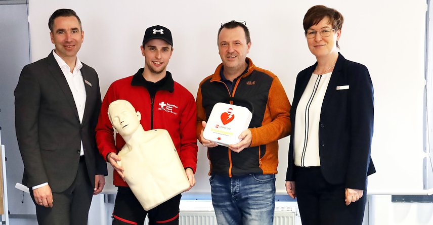 Bild: Der DRK Kyffh&auml;userkreisverband &uuml;bergibt den Defibrillator an den Vorstand der  Kyffh&auml;usersparkasse v.l.: Ren&eacute; Leipnitz, Vorstandsvorsitzender, Antonio Tanz, Sven Oesterheld, beide DRK  Kyffh&auml;userkreisverband, Sindy Ritzke, Vorstandsmitglied