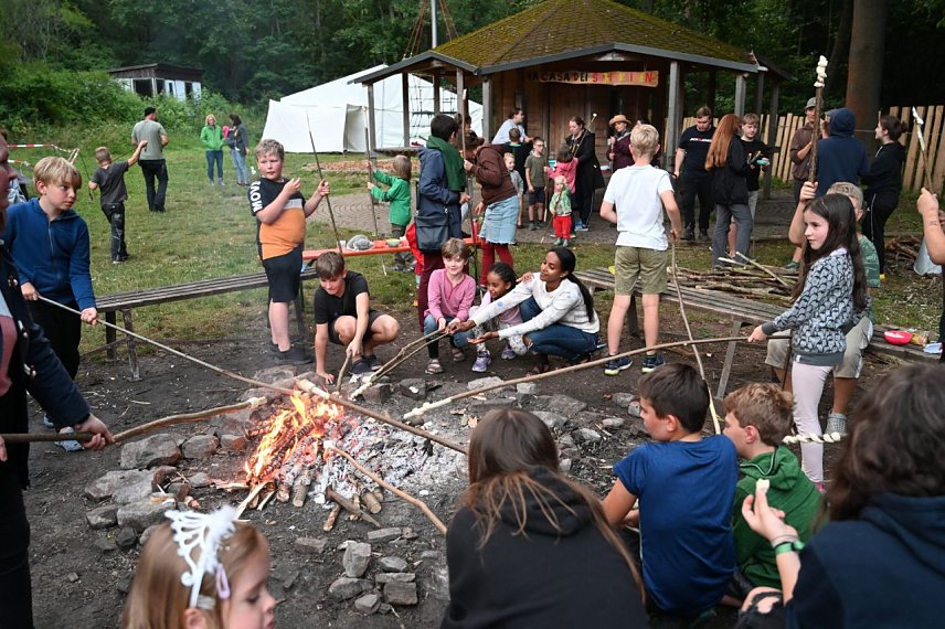 Bild: Lagerfeuer im Handwerkercamp