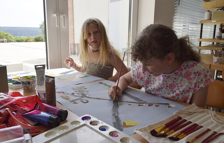 Bild: Jette und Lisa beim Malen im Panorama-Kindermalkurs in Bad Frankenhausen