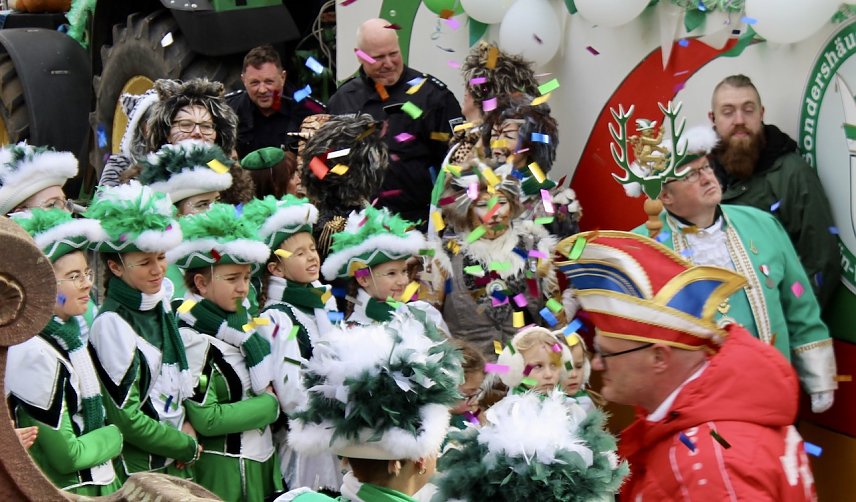 Bild: Rosenmontagsumzug in Sondershausen 2023 - Der Sondersh&auml;user Carnevals-Club Gr&uuml;n-Wei&szlig; f&uuml;hrte den Rosenmontagszug an