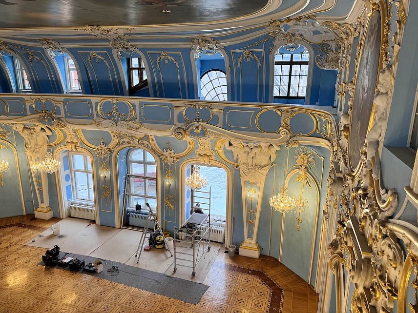 Bild: Mitarbeiter der Tischlerei Schmidt aus Olbersleben beim Einbau der letzten neuen Fenster im Blauen Saal von Schloss Sondershausen,