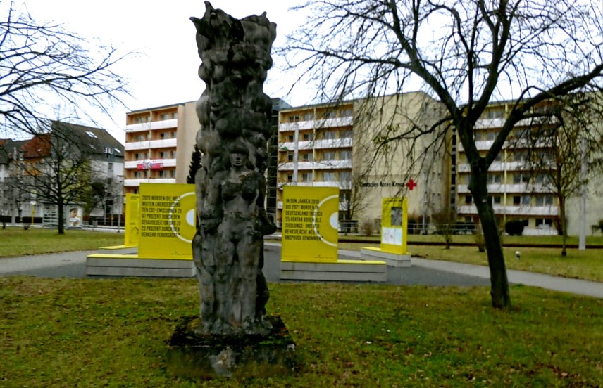 Bild: Friedenss&auml;ule, erste Ansicht mit der Frau im Zentrum
