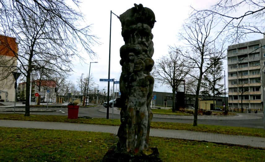 Bild: Friedenss&auml;ule, zweite Ansicht mit dem Mann im Zentrum      