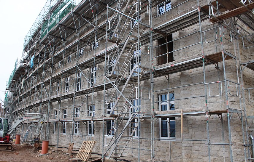 Bild: S&uuml;dfassade Fenstereinbau Ferienressort SALZGUT Bad Frankenhausen