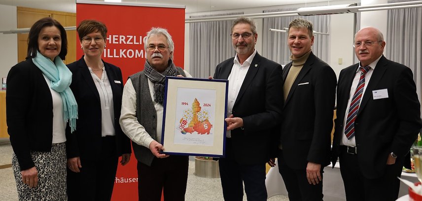 Bild: v.li.n.re. Antje Hochwind-Schneider, Landr&auml;tin; Sindy Ritzke, Vorstandsmitglied Kyffh&auml;usersparkasse; Hans-Joachim Tempel, K&uuml;nstler; Raimund Scheja, Mitglied des Verwaltungsrates; Matthias Strejc, B&uuml;rgermeister Bad Frankenhausen;  Dieter Bauhaus, Pr&auml;sident der IHK Erfurt