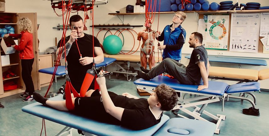 Bild: Physiotherapeuten in Ausbildung am Nordh&auml;user Berufsschulzentrum