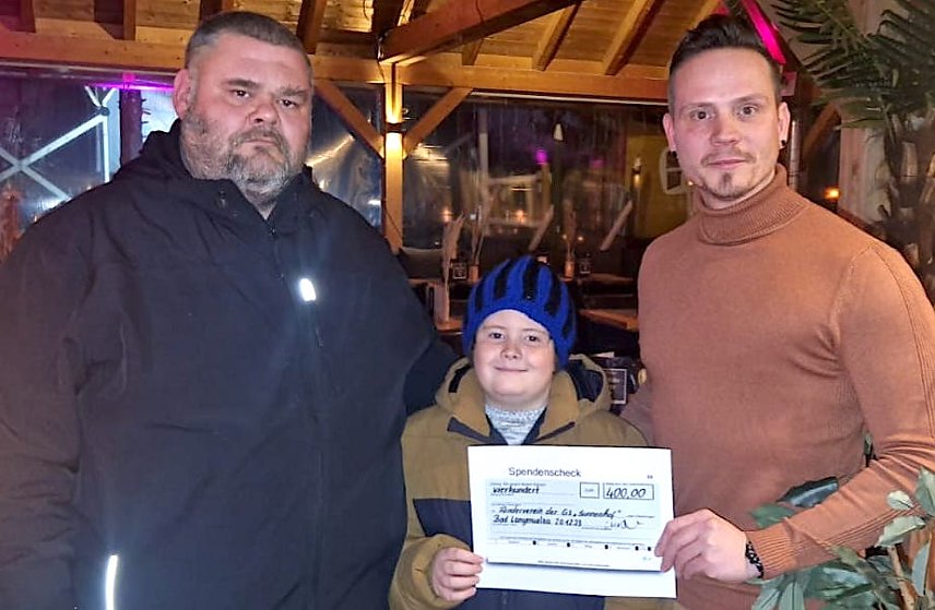 Bild: Tobias Benich vom F&ouml;rderverein (l.) mit Gordon Keiling bei der Scheck&uuml;bergabe