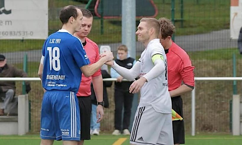 Bild: Die beiden 18er Kapit&auml;ne M&ouml;hlhenrich und Fi&szlig; wie in so vielen Duellen gegeneinander bei der Seitenwahl.