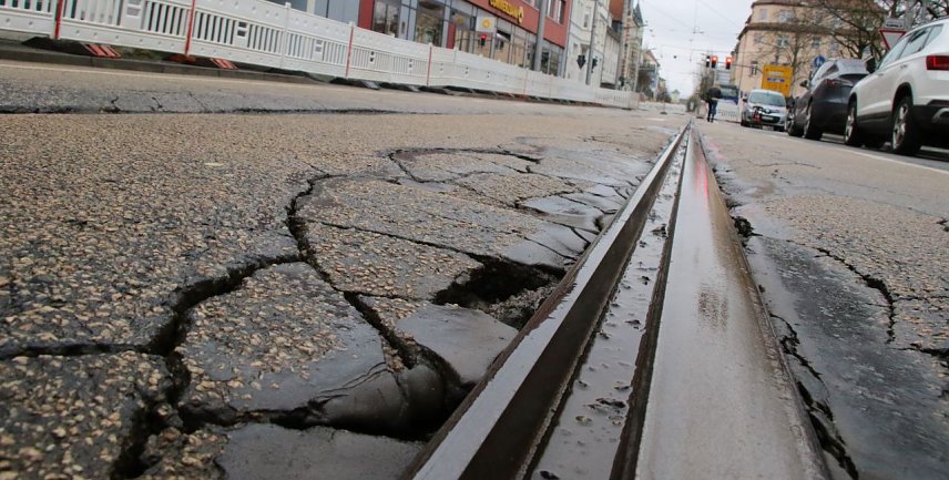 Bild: Besch&auml;digtes Gleisbett in der Bahnhofstra&szlig;e