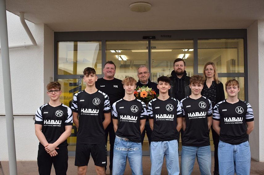 Bild: Neue Trikots f&uuml;r den Handballnachwuchs