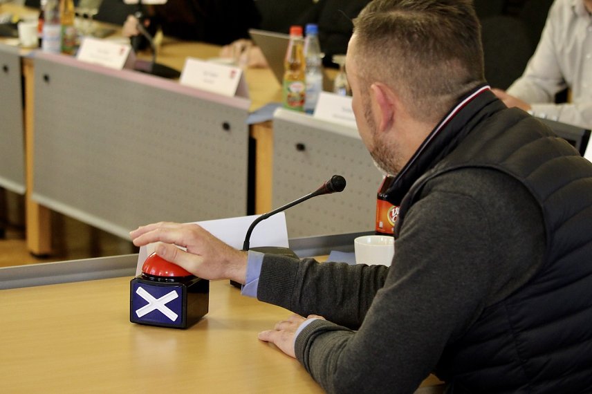 Bild: Mathias Reinz, B&uuml;rgermeister von Bad Langensalza, gibt den Startschuss f&uuml;r das "Digitale Rathaus"