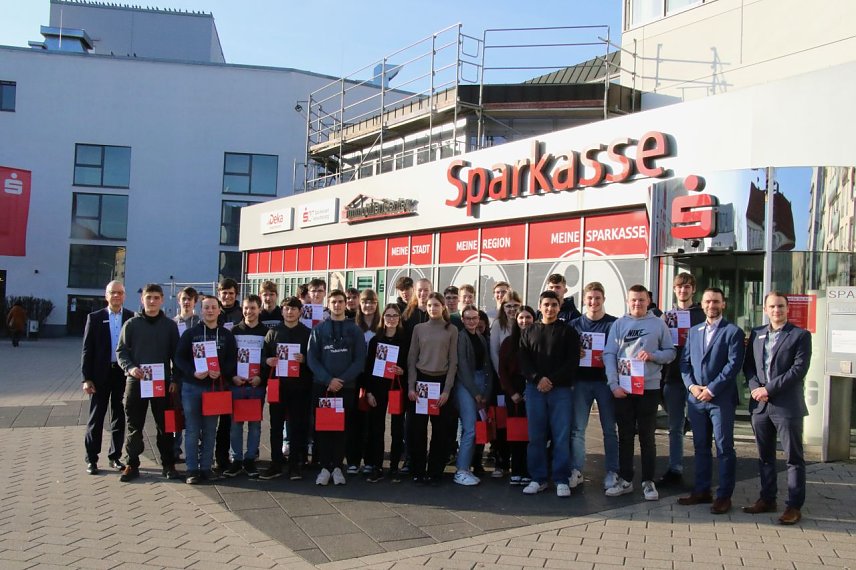 Bild: Insgesamt 46 Teams mmit 125 Teilnehmern nahmen in Nordhausen am Planspiel B&ouml;rse teil, die Gewinner lud man gestern in die Kreissparkasse ein