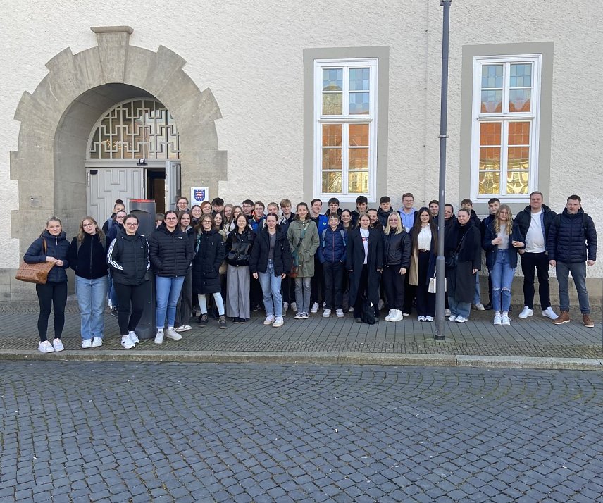Bild: Schillers vor Gericht - die Bleicher&ouml;der Sch&uuml;lerinnen und Sch&uuml;ler besuchten das Amtsgericht M&uuml;hlhausen