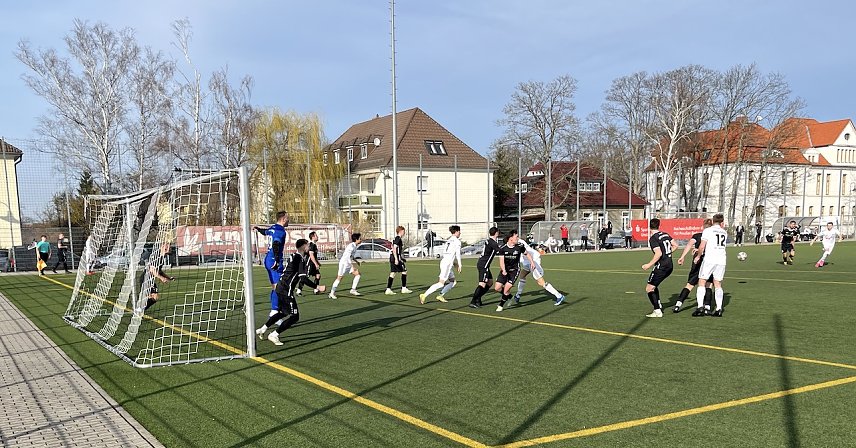 Bild: Dicke Luft vorm Ohrataler Tor. Amt Endereichten den Preu&szlig;en 30 starke Anfangsminuten zum Sieg